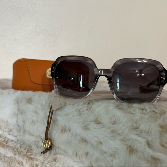 Tory Burch Accessories - Like New Tory Burch Oversized Gray Sunglasses